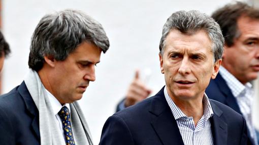 El presidente Mauricio Macri (i), con el destituido superministro de Hacienda argentino, Alfonso Prat-Gay, en la residencia presidencial de Olivos, en Buenos Aires, el pasado mayo