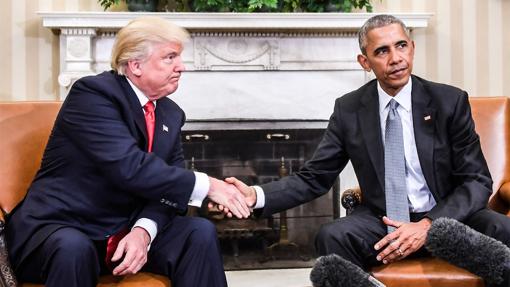 Trump estrecha la mano a Obama en la Casa Blanca, el pasado mes de noviembre tras ganar las elecciones