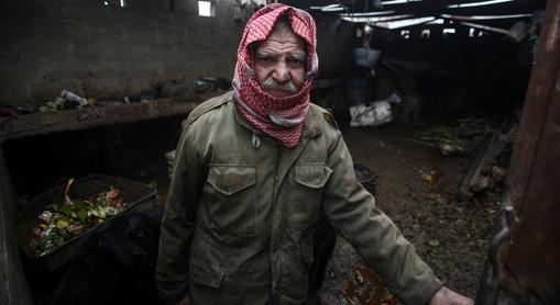 Abu Soubhi, un agricultor y pastor de 68 años, muestra su granja destruida en Douma, Siria, el pasado 27 de diciembre