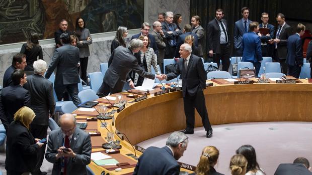 Riyad H. Mansour (c), observador permanente de la Autoridad Palestina en la ONU, saluda a Román Oyarzún Marchesi, representante permanente de España ante el organismo internacional, antes de la votación del pasado 23 de diciembre sobre los asentamientos israelíes