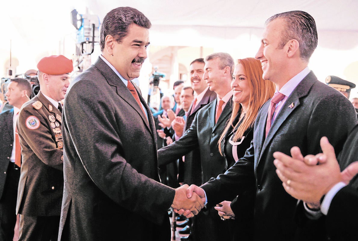 Maduro saluda a El Aissami, en una reunión con los miembros de su nuevo Gobierno