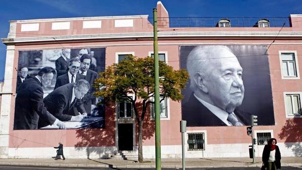 Fotos gigantes que representan al fallecido presidente portugués Mario Soares decoran los muros de la sede del Partido Socialista Portugués