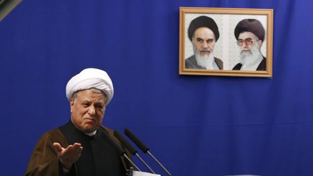 Rafsanyani en 2008; detrás los retratos de Jomeini y Jamenei
