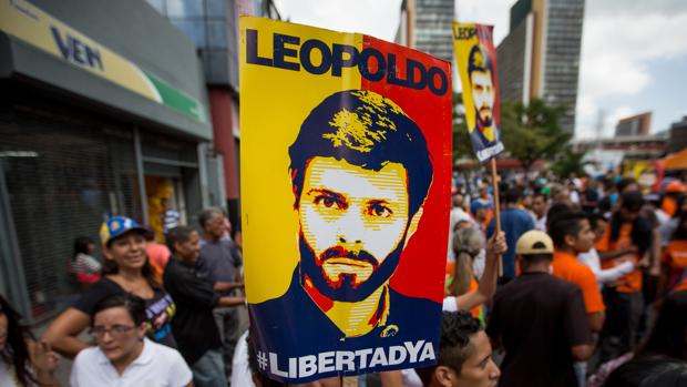 Un grupo de manifestantes exige en Caracas la puesta en libertad de Leopoldo López