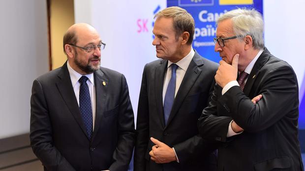 Martin Schulz, posible candidato del SPD, conversa en Bruselas con Donald Tusk y Jean Claude-Juncker