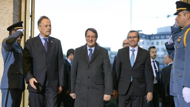 El presidente grecochipriota, en el centro, a su llegada a la sede de las negociaciones en Ginebra