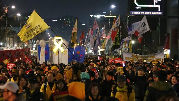 Manifestaciones en Seúl reclamando la salida del Gobierno de la presidenta Park y del primer ministro