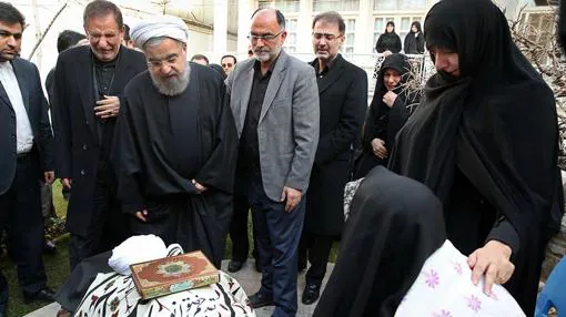Ali Jamenei acudió al centro universitario para dirigir el rezo