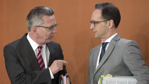 EL ministro alemán del Interior, Thomas de Maiziere (izquierda) y el titular de Justicia Heiko Maas (derecha)