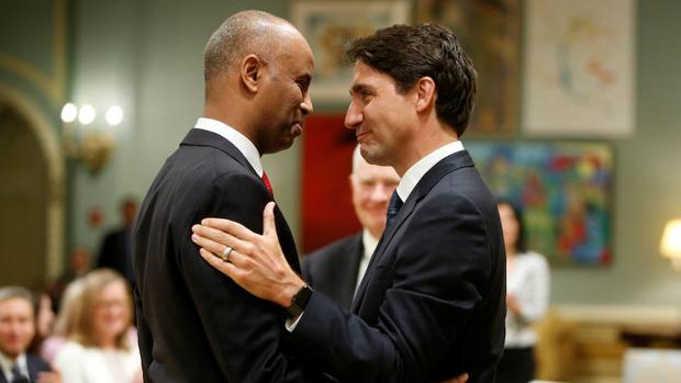 Ahmed Hussen, nombrado ministro de Inmigración, recibe la felicitación del primer ministro, Justin Trudeau