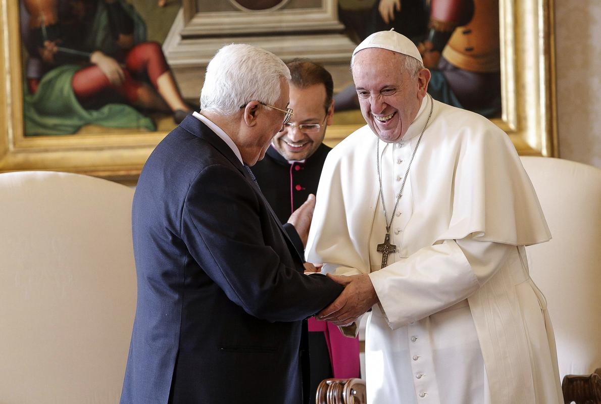 El presidente Mahmud Abás saluda al Papa Francisco