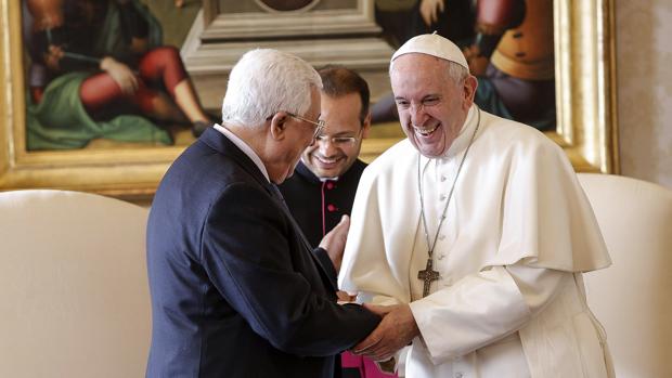 El presidente Mahmud Abás saluda al Papa Francisco