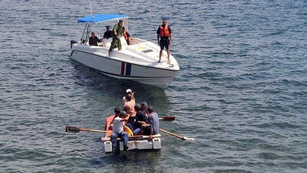 Guardafronteras cubanos abordan una precaria embarcación cerca de La Habana