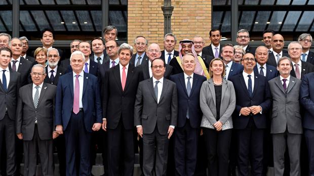 François Hollande (c), junto a John Kerry y Federica Mogherini, y otros participantes este domingo en la conferencia de París