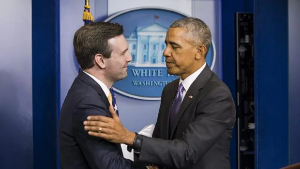 Obama se despide de su portavoz Josh Earnest durante una rueda de prensa en la Sala de Conferencias de la Casa Blanca