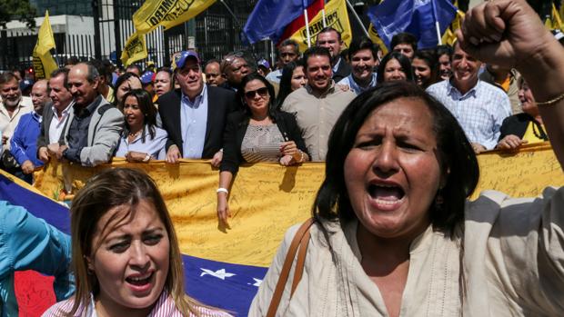 Protesta de opositores venezolanos, entre ellos varios diputados, para reclamar elecciones, este miércoles ante la sede de la OEA en Washington