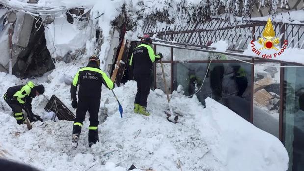 Rescatados ocho supervivientes en el hotel sepultado por un alud en Italia