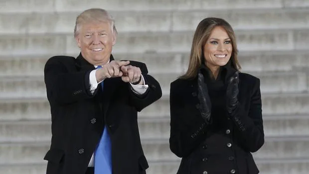 Donald Trump junto a su mujer Melania, en el memorial de Lincoln en Washington