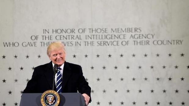 Trump se reúne con el personal de la CIA tras las críticas a sus informes