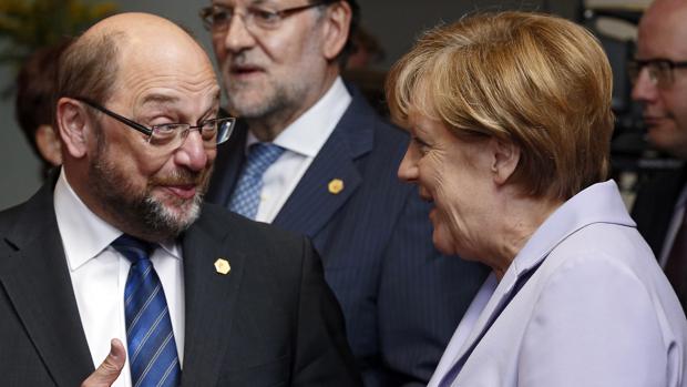 El expresidente del PE Martin Schulz (i) y la canciller alemana Angela Merkel (d) durante un encuentro de jefes de estado en la sede de la Unión Europeo en Bruselas