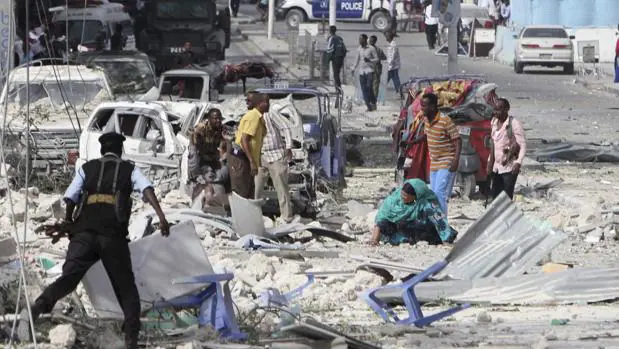 Un hombre herido recibe ayuda tras un atentado en el Hotel Dayah cerca del Parlamento en Mogadiscio, Somalia