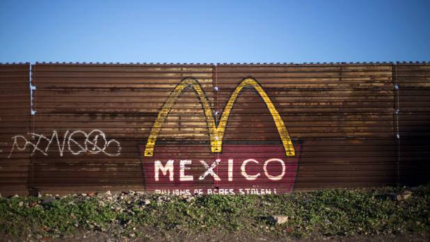 Pintada en la valla fronteriza entre México y EE.UU.