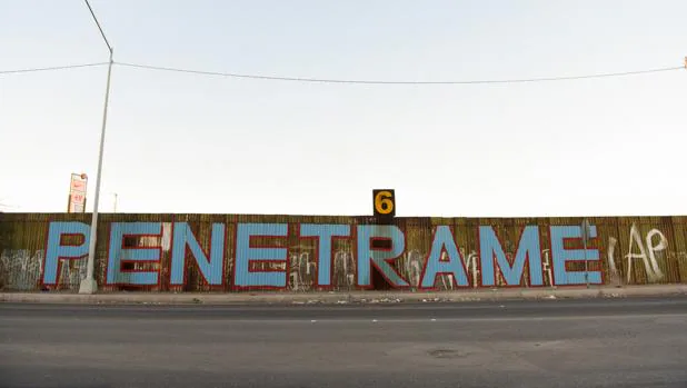 Vista de una pintada hoy, jueves 26 de enero de 2017, sobre la cerca fronteriza que divide al estado de Mexicali ( México) y Calexico (EEUU)
