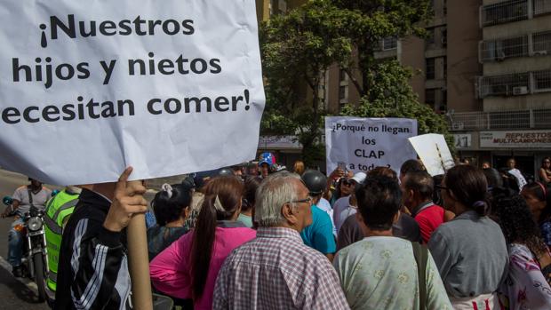 Un grupo de venezolanos protestan por no recibir la bolsa de alimentos CLAP, este jueves en Caracas