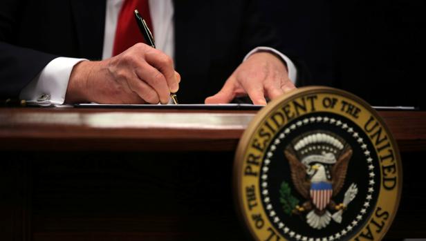 Trump firma una orden con «medidas de veto» para impedir la entrada de yihadistas a Estados Unidos