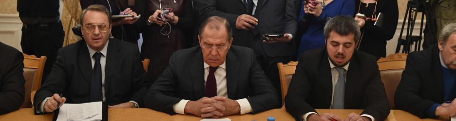 El ministro de Exteriores ruso, Sergei Lavrov (c), se reúne con representantes de la oposición política de Siria