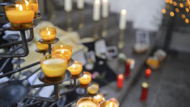 Vista de las velas y carteles en recuerdo a los seis adolescentes hallados muertos
