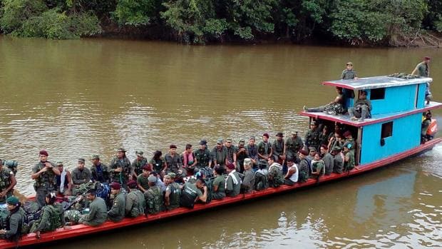 Integrantes del Bloque Sur de la guerrilla de las FARC se dirigen a los lugares de concentración por el río Mecaya, en el Putumayo (Colombia)
