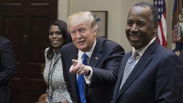 El presidente de EE.UU., Donald J. Trump (c), se reúne con el candidato al liderazgo del Departamento de Vivienda y Desarrollo Urbano (HUD), Ben Carson (d), con motivo del Día de la Historia Afroamericana en la Sala Roosevelt de la Casa Blanca en Washington