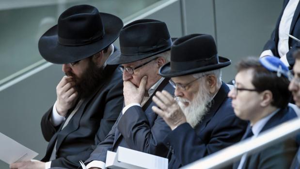 Judíos ortodoxos asisten a una ceremonia en recuerdo del Holocausto en el Parlamento en Berlín (Alemania)