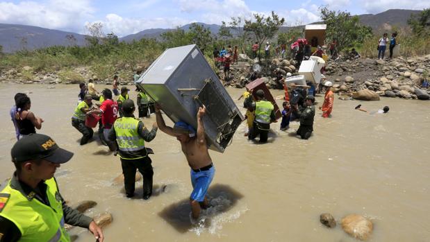 Pasajeros en el aeropuerto Simón Bolívar de Caracas, el pasado 31 de mayo