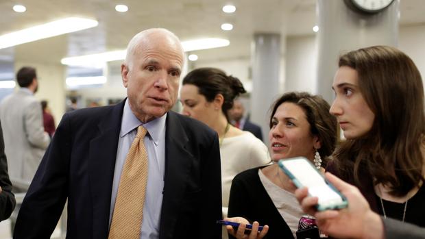 El senador republicano John McCain contradice a Trump y asegura que México no pagará el muro