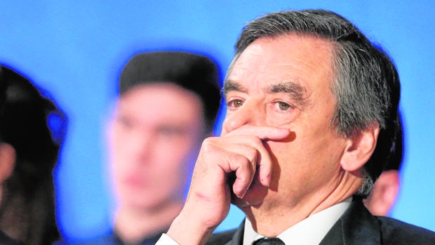 Políticos de la derecha francesa piden a Fillon que se retire