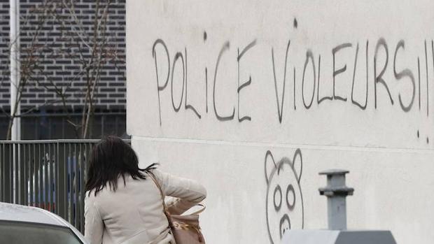 Una pintada acusa a los policías de «violadores» en Aulnay-sous-Bois, al norte de París