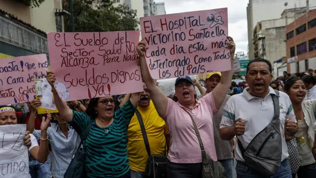 Trabajadores de la salud se manifiestan este martes en Caracas para reclamar mejoras salariales y contra la escasez de medicinas y material médico