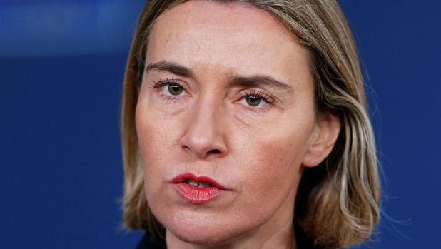 Federica Mogherini se dirige a los medios tras la reunión de ministros de Exteriores de la UE, este lunes en Bruselas