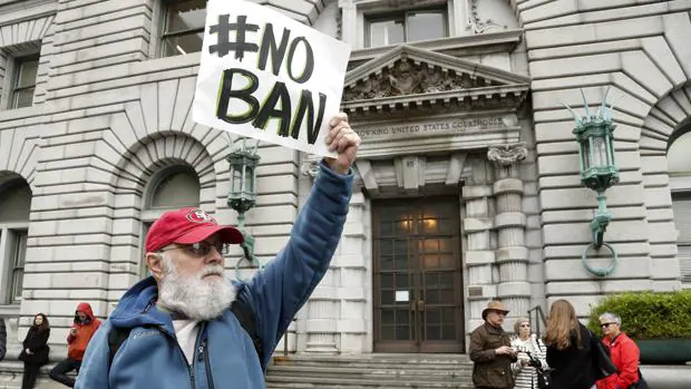 Manifestantes protestan en contra de la prohibición de viajar a Estados Unidos de ciudadanos de siete países musulmanes
