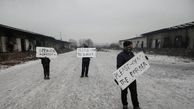 Protesta de inmigrantes junto a un almacén abandonado en Belgrado