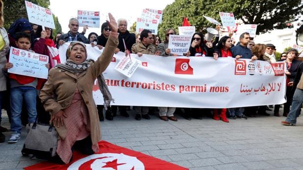 Los tunecinos se manifiestan en la avenida Habib Bourguiba en Túnez en contra del regreso de compatriotas que luchan para grupos extremistas en el extranjero. La pancarta dice «No queremos terroristas entre nosotros»