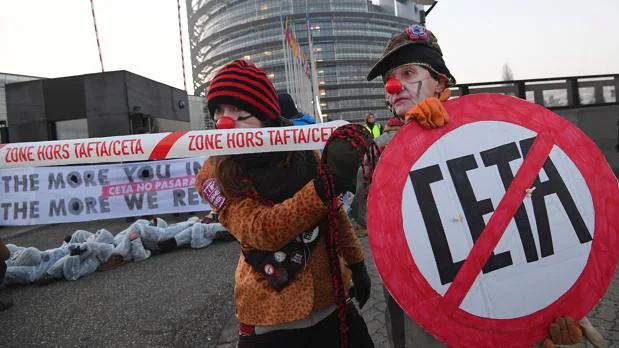 Protesta a la puerta de Estrasburgo por el CETA