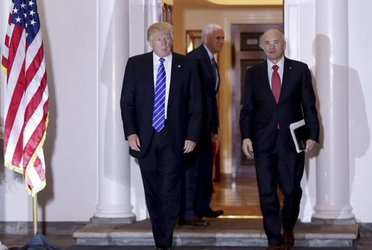 Donald Trump y Andrew Puzder, salen de la Casa Blanca