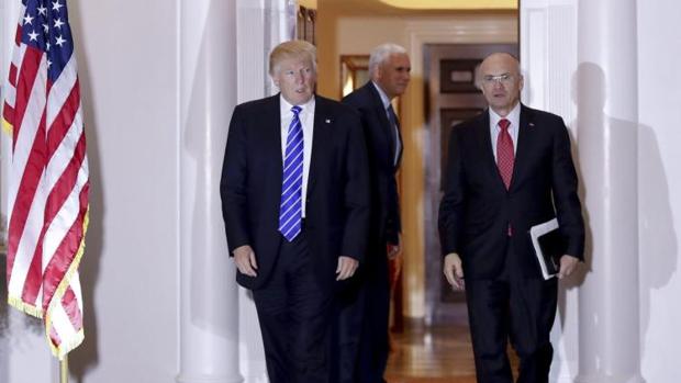 Donald Trump y Andrew Puzder, salen de la Casa Blanca