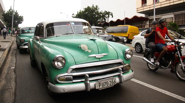 Un viejo Chevrolet circula por una calle de El Vedado, en La Habana