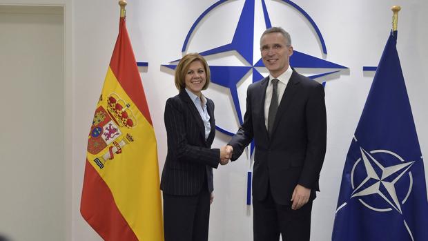 María Dolores de Cospedal, saluda hoy al secretario general de la OTAN, Jens Stoltenberg,