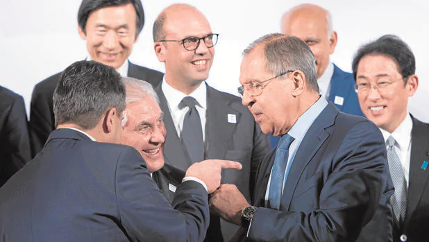 Tillerson y Lavrov conversan con el ministro de Exteriores alemán Gabriel Sigmar (de espaldas)