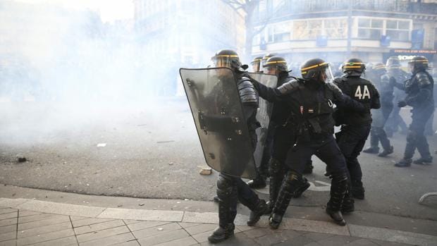 Antidisturbios en la plaza de la República de París, durante la manifestación en apoyo a Théo